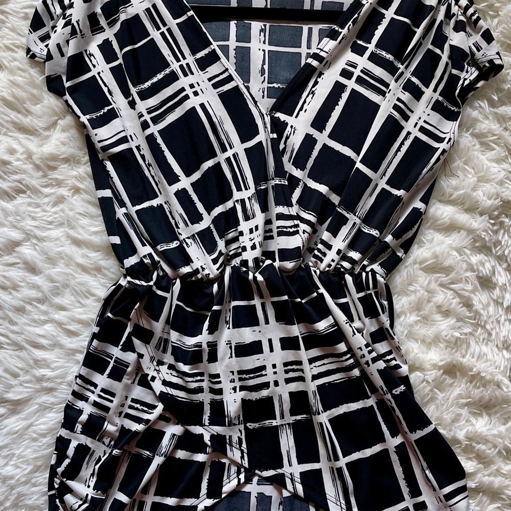 Contempo Women’s Black White Geometric Grid Print V-Neck Tunic Top Y2K Medium - Picture 8 of 12